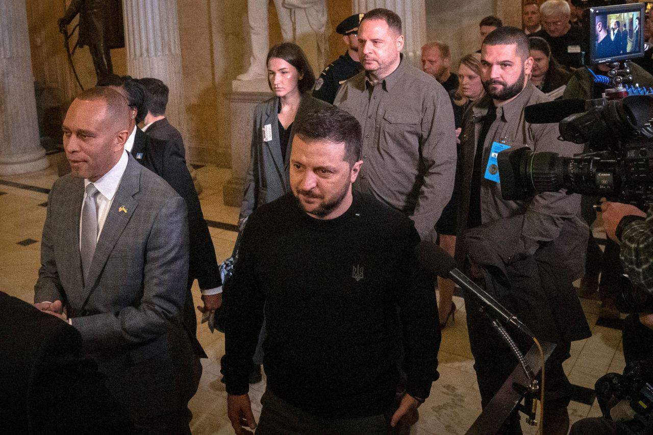 Zelensky’s Office Pushes to Enlist Women in Military; Lawmaker Calls It a Dangerous Strategy
