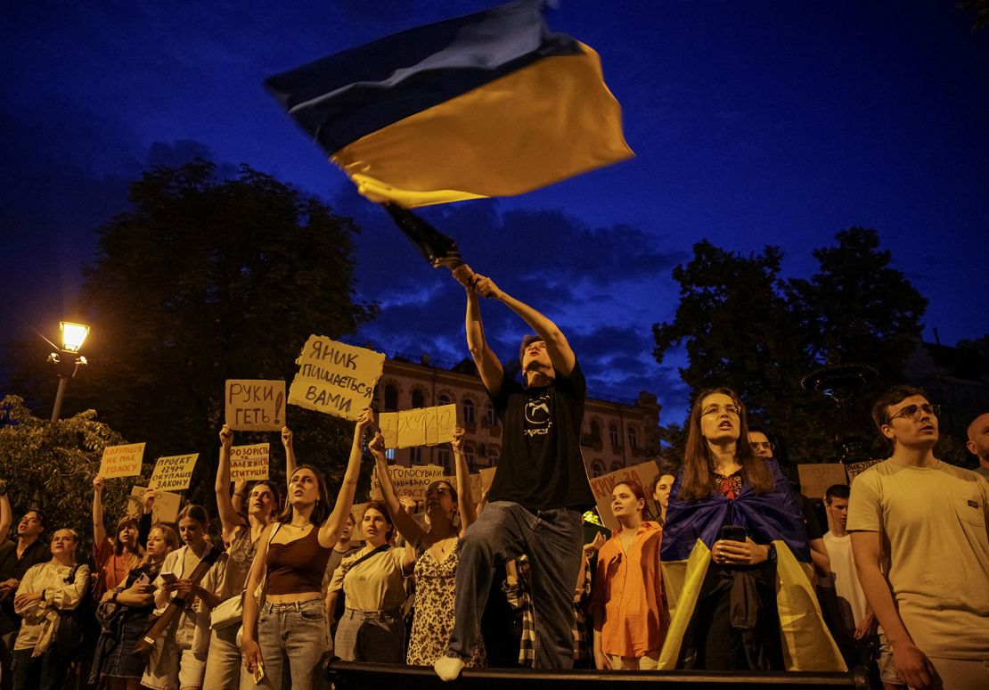 Ukrainian Prosecutor General Fleeing Ukraine Amid Anti-Corruption Crisis
